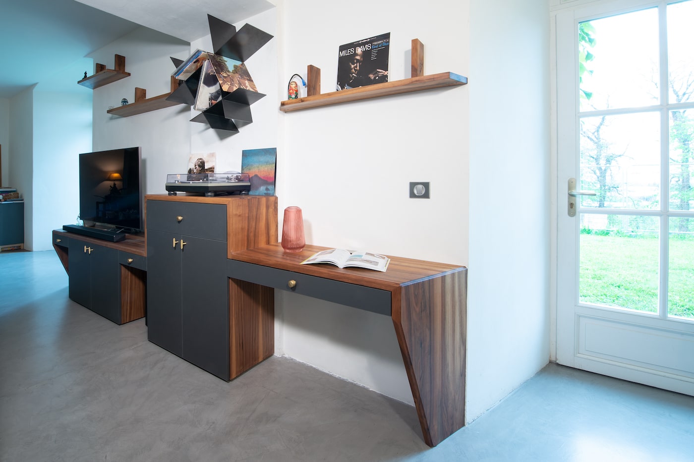 Meuble hifi noyer massif design-min Meuble hifi noyer massif design-min