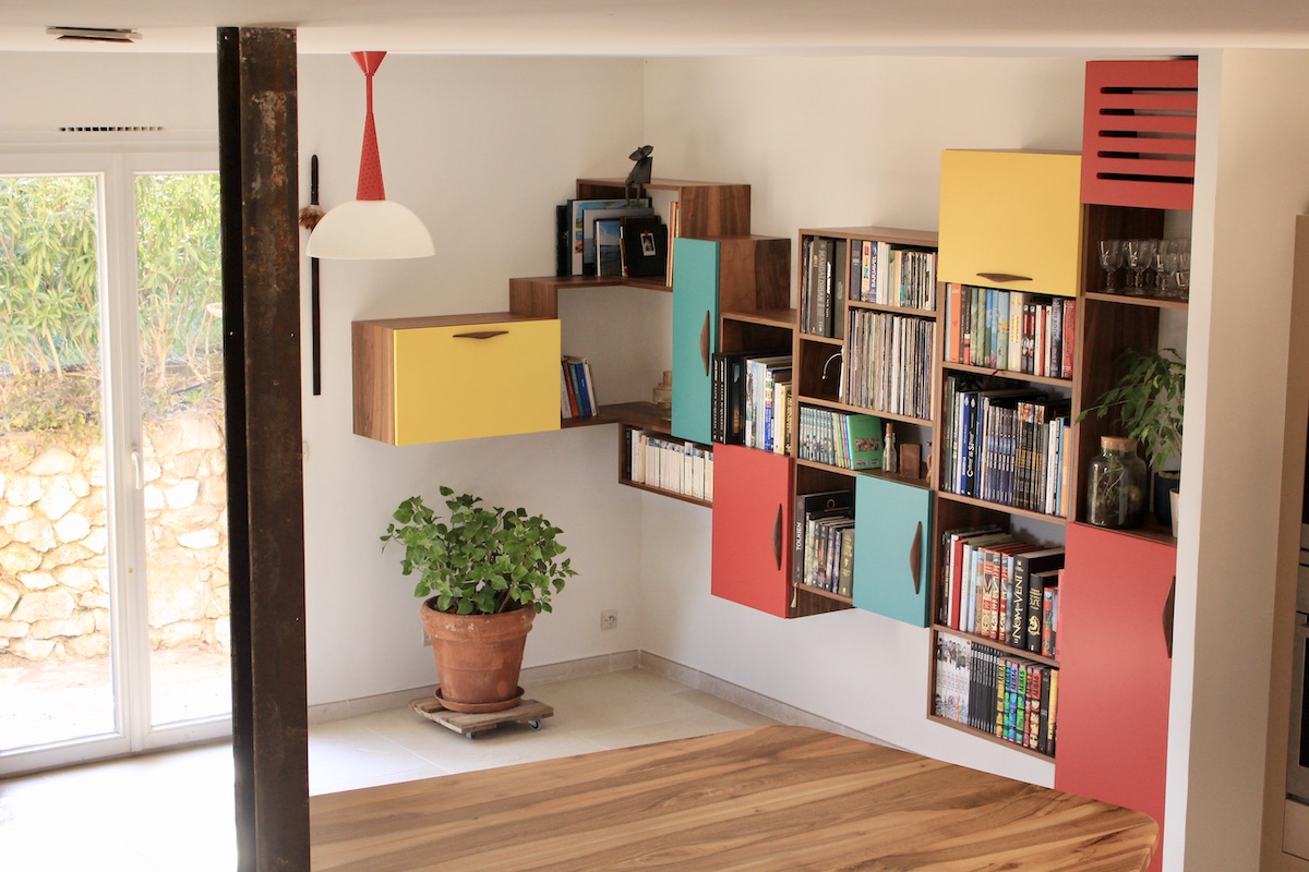 Dressing meuble entrée noyer massif avec miroir bibliothèque en bois sur-mesure Annecy