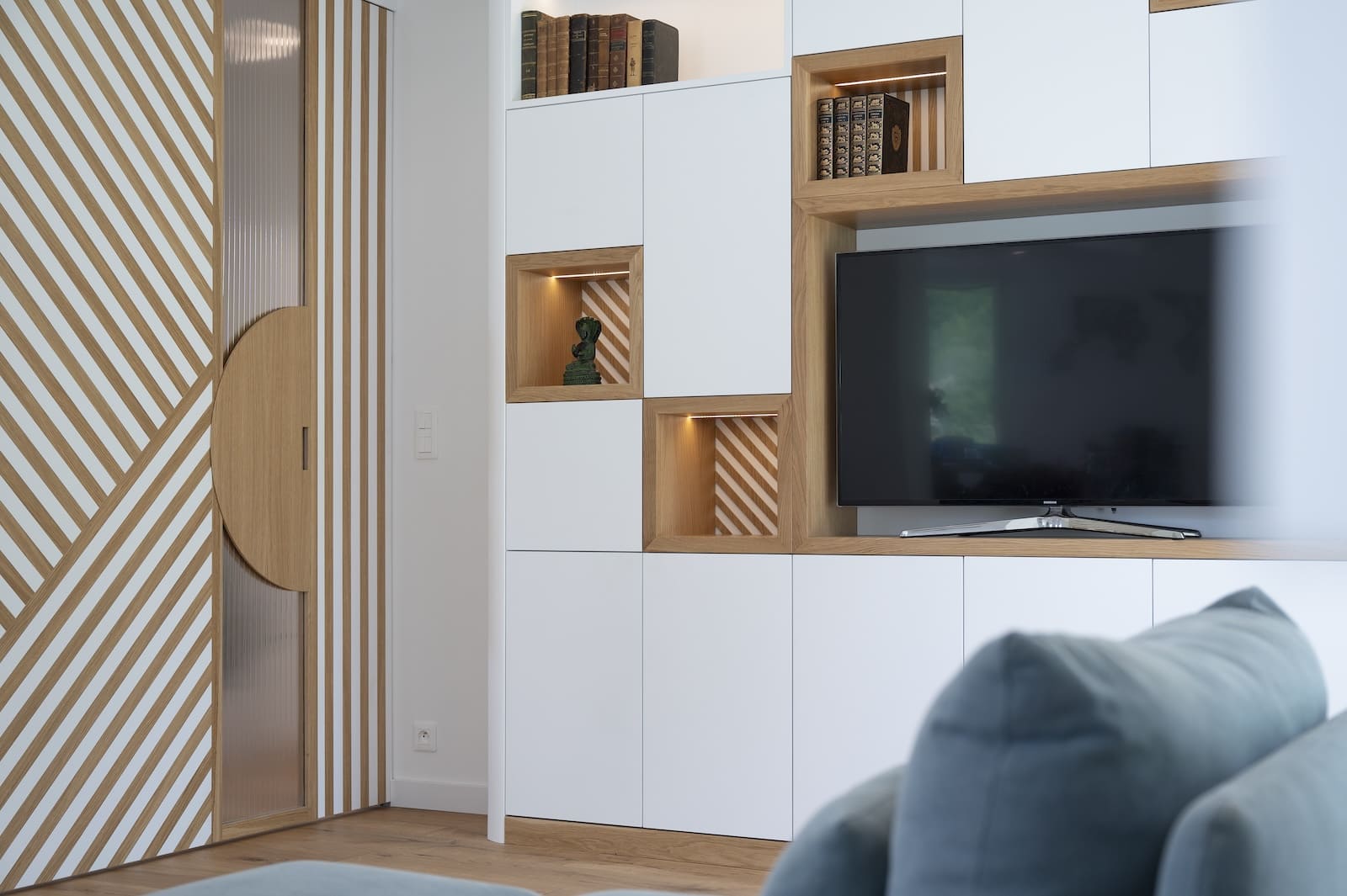 bibliotheque-bois-sur-mesure-porte suite parentale sur-mesure annecy
