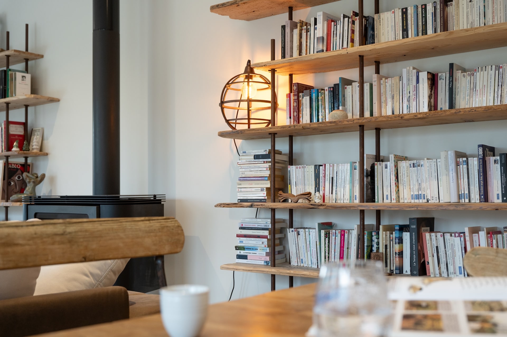 vue depuis la table de la bibliothèque en bois sur mesure