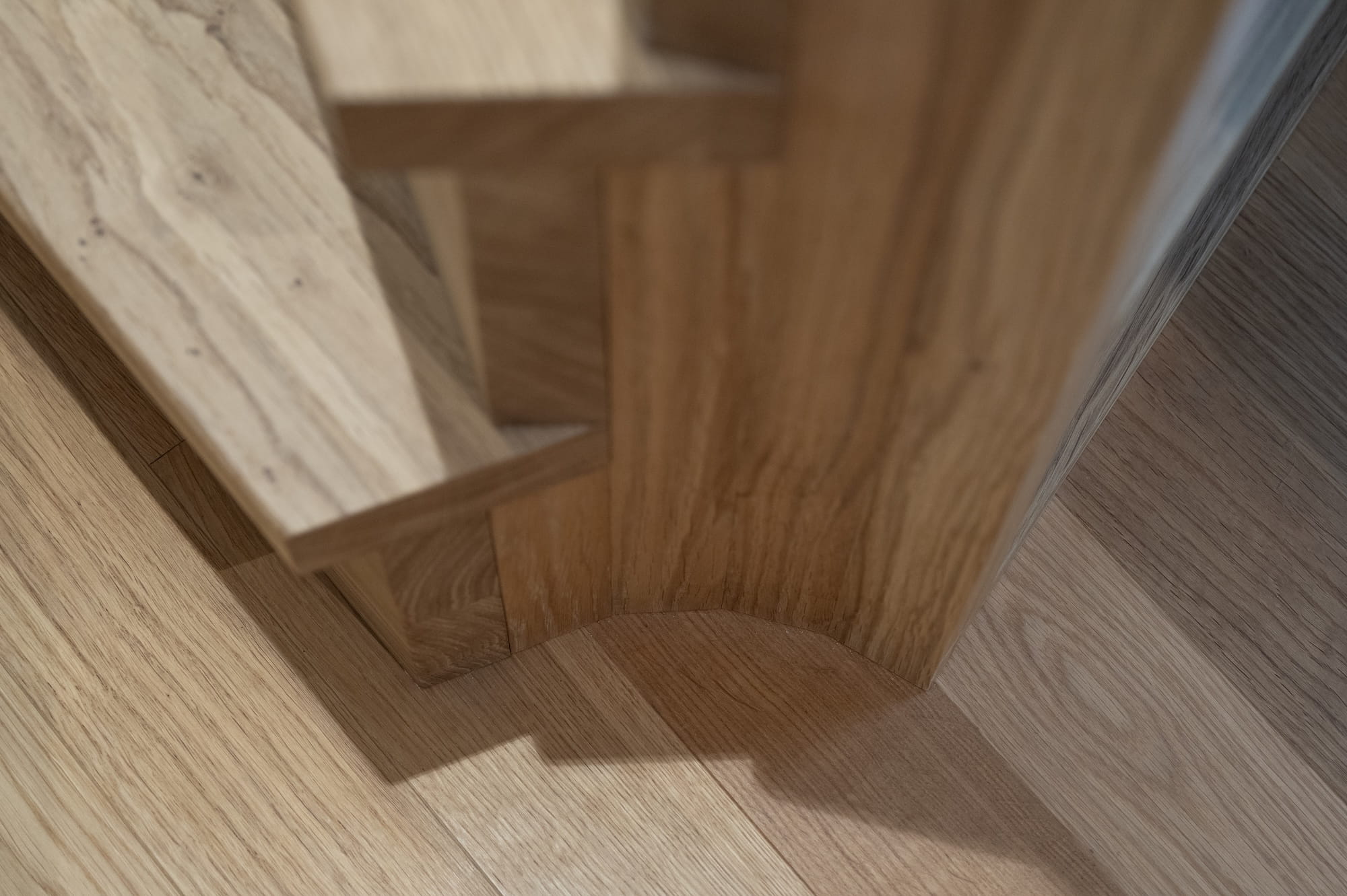 Structure de tasseaux en bois façon claustra pour le maintien d'un escalier suspendu