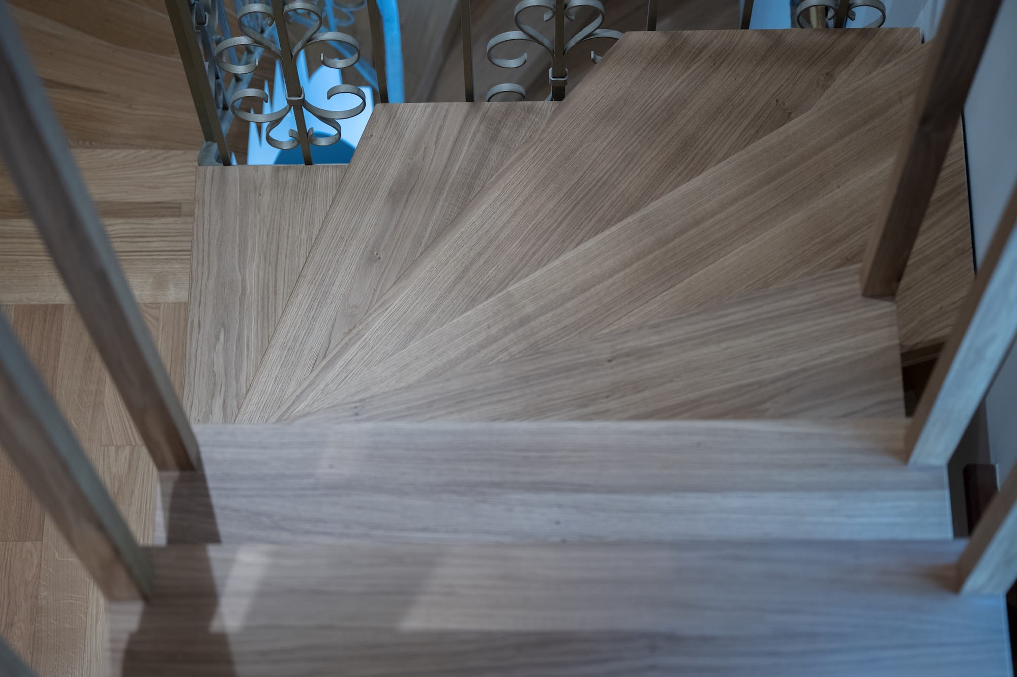 vue complète bibliothèque secondaire Escalier suspendu moderne en chêne massif avec garde-corps en claustra de bois