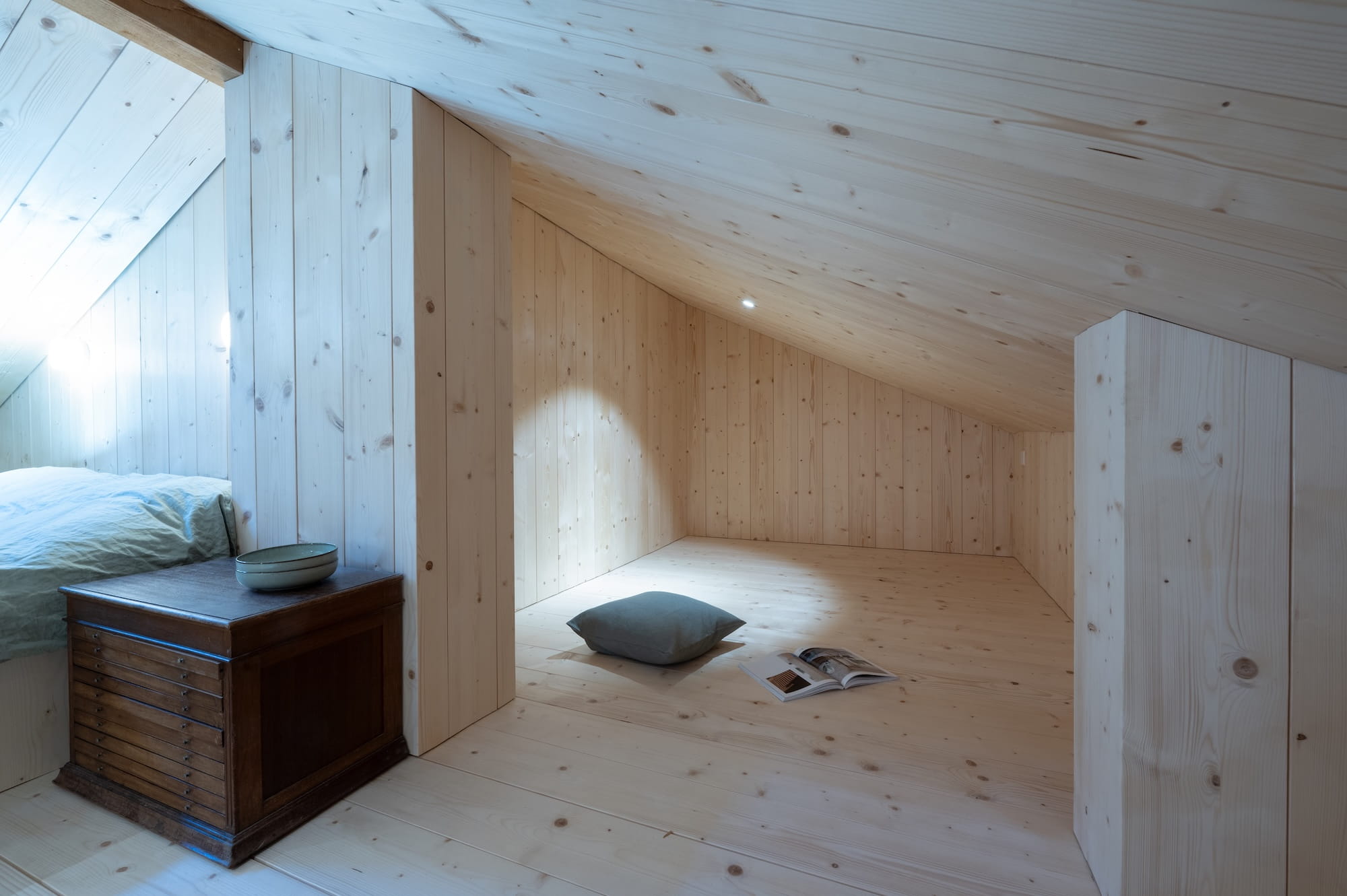 bureau fenêtre Espace de jeux pour enfants optimisé et sécurisé dans des combles en Haute-Savoie